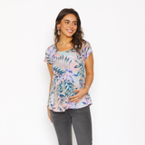 Polera Maternal Ruedo Curvo Hojas fondo rosa